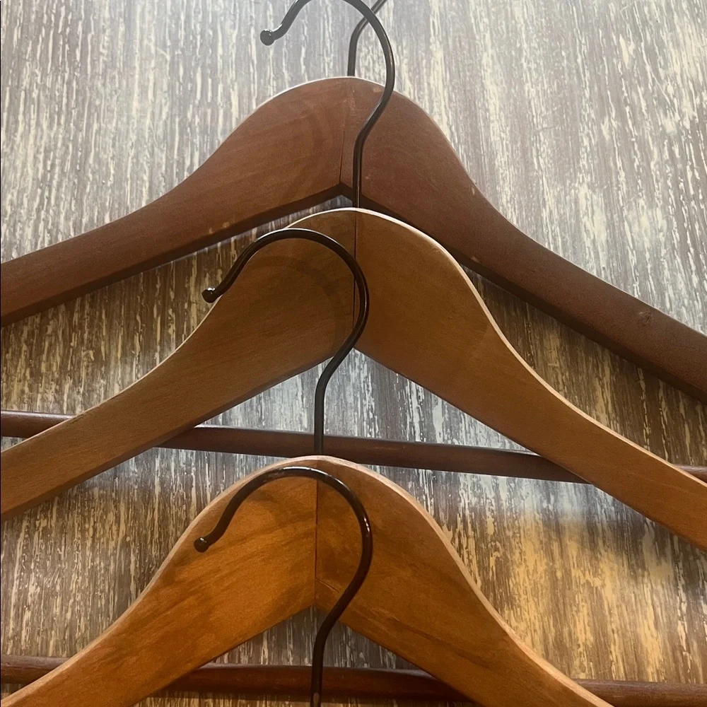 Set of 4 Vintage Wooden Hangers. Has bar so you can double up. Pants. Exc condi